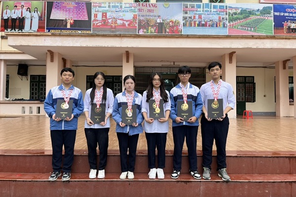 Học sinh trường THPT Chuyên Lào Cai nhận giấy chứng nhận và huy chương