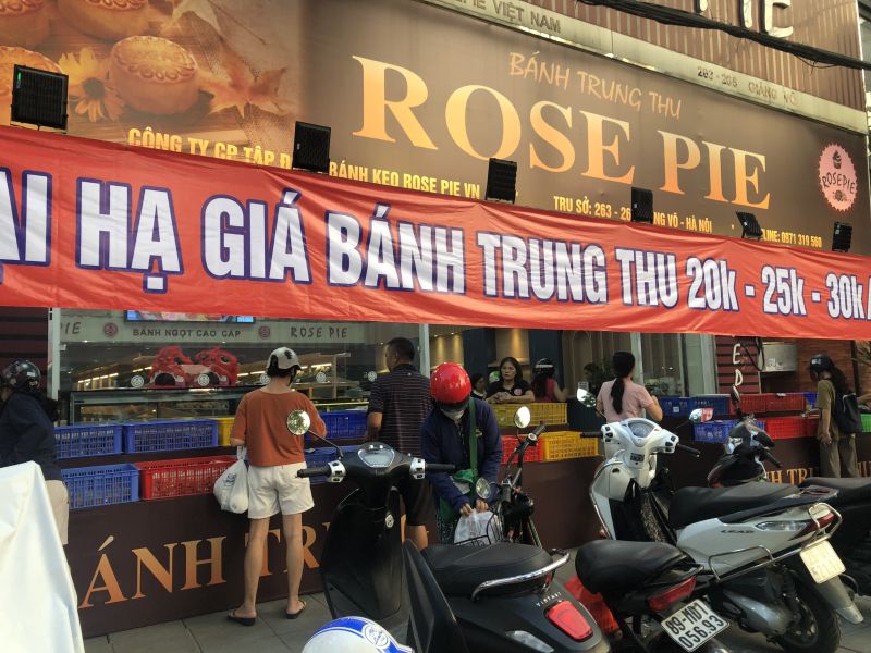 Hậu Trung thu, hàng loạt quầy bánh “ế” chật vật xả hàng