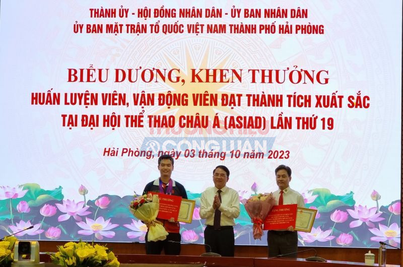 Đồng chí Lê Khắc Nam, Phó chủ tịch UBND TP. Hải Phòng trao thưởng cho VĐV và HLV có thành tích xuất sắc