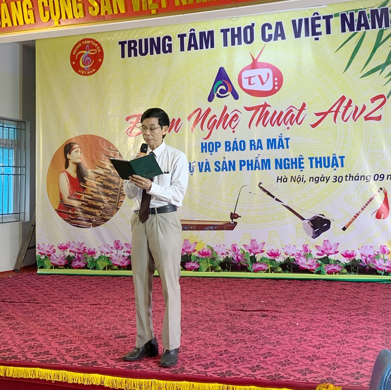 Ông Phạm Hữu Chính -  Chủ tịch Trung tâm Thơ Ca Việt Nam phát biểu tại buổi họp báo