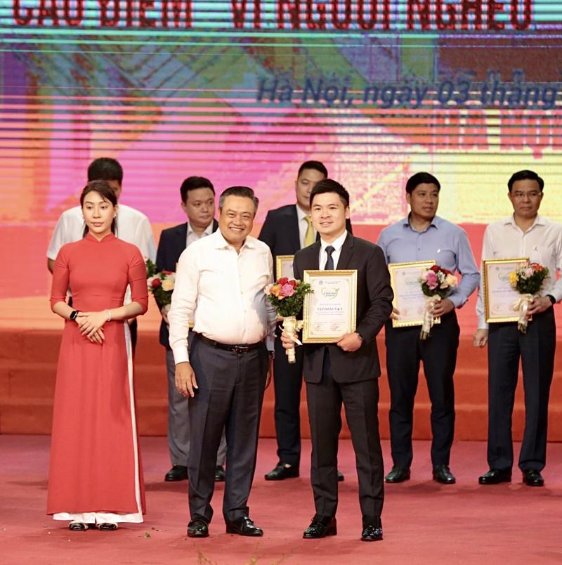 Ông Đỗ Vinh Quang, Phó Chủ tịch HĐQT Tập đoàn T&T Group (bên trái) trao ủng hộ cho Quỹ “Vì người nghèo” thành phố Hà Nội (Nguồn: T&T Group)