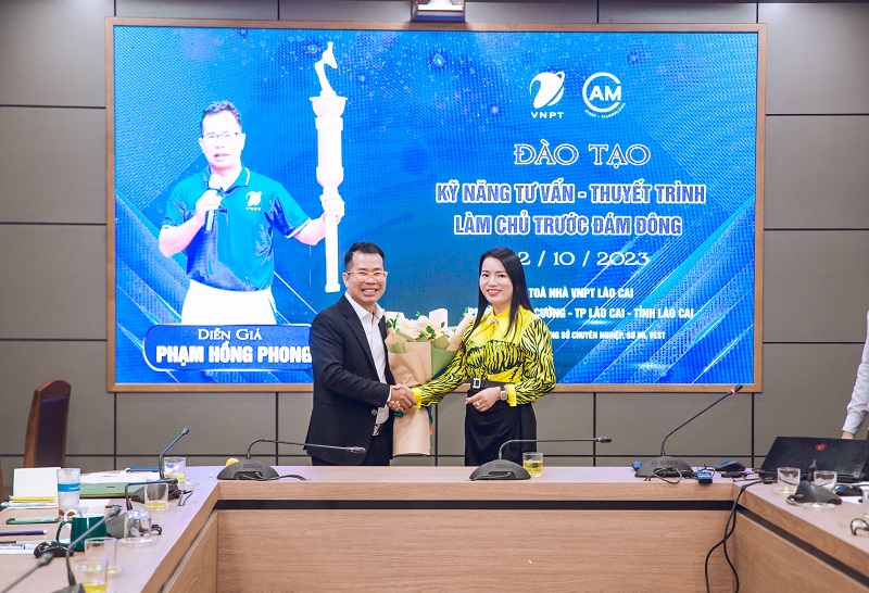 Bà Đậu Ái Loan - Giám đốc VNPT Lào Cai tặng hoa cảm ơn diễn giả