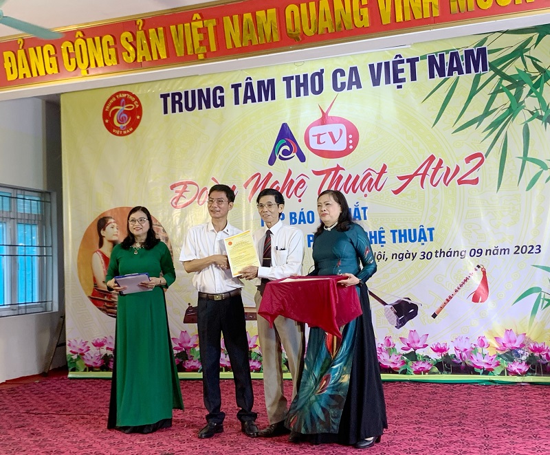Chủ Tịch Phạm Hữu Chính trao Quyết Định thành lập Đoàn Nghệ thuật ATV2