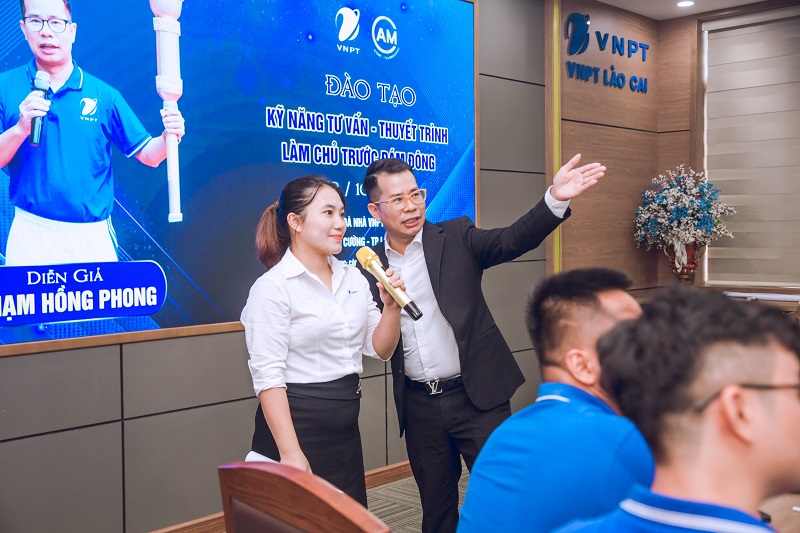 Diễn giả Phạm Hồng Phong tận tình chỉnh sửa từng động tác thuyết trình cho học viên