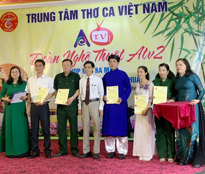 Chủ tịch Phạm Hữu Chính trao quyết định bổ nhiệm cho Trưởng đoàn và các phó đoàn Đoàn Nghệ thuật ATV2