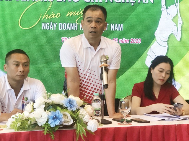 ông Bùi Danh Minh - Tổng thư ký Liên đoàn Quần vợt Nghệ An phát biểu tại lễ bốc thăm.