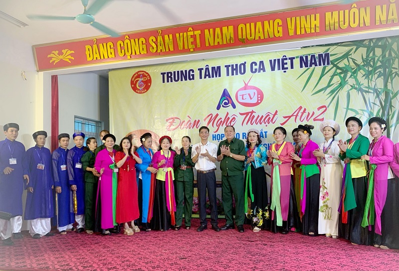 Trưởng đoàn Nghệ thuật ATV2 và Phó chủ tịch Trần Trung Thực trao thẻ hội viên cho các ca sĩ