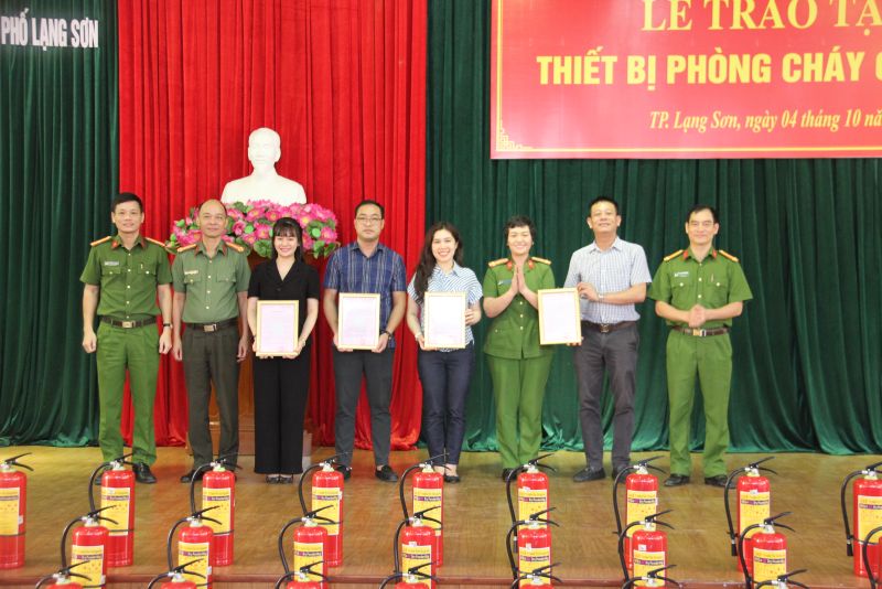 Lãnh đạo Công an thành phố Lạng Sơn trao thư cảm ơn cho đại diện các doanh nghiệp hỗ trợ bình chữa cháy xách tay