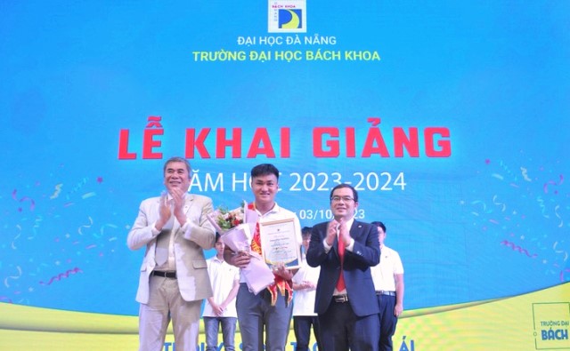 Tân sinh viên Phan Văn Trường, Thủ khoa đầu vào khóa tuyển sinh 2023 với học bổng trị giá 40 triệu đồng.