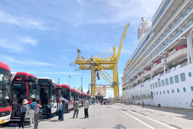 Tàu du lịch biển quốc tế Resorts World One đưa gần 1.800 du khách đến từ nhiều quốc gia cập cảng Tiên Sa vào ngày 4/10.