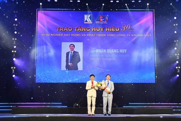 Ông Lê Tiến Anh- Chủ tịch HĐTV Khatoco trao huy hiệu 30 năm cống hiến cho ông Phan Quang Huy- Tổng giám đốc Khatoco