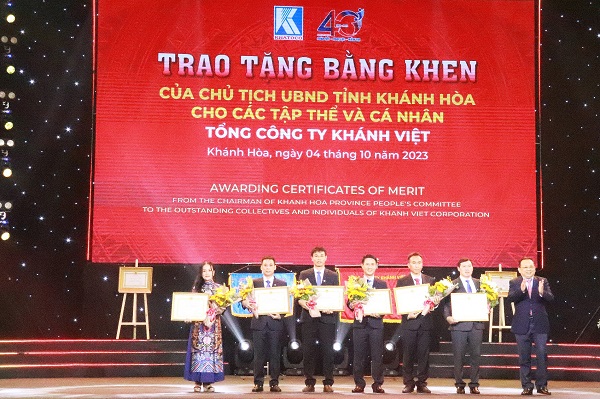 Trao tặng Bằng khen của Chủ tịch UBND tỉnh Khánh Hòa