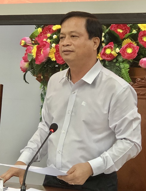 &Ocirc;ng Nguyễn Tuấn Thanh trả lời c&acirc;u hỏi của c&aacute;c nh&agrave; b&aacute;o.