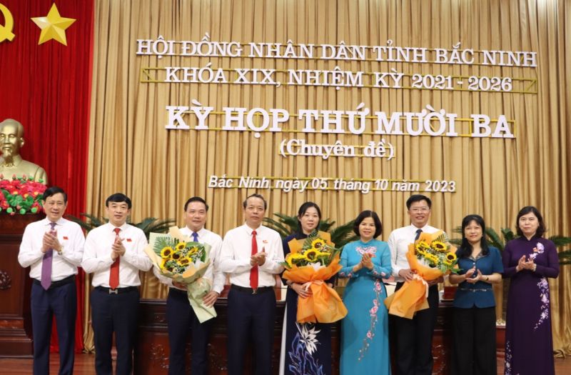 Các đồng chí lãnh đạo tỉnh Bắc Ninh tặng hoa chúc mừng bà Nguyễn Thị Lệ Tuyết, Trần Đăng Sâm, Nguyễn Trung Hiền.