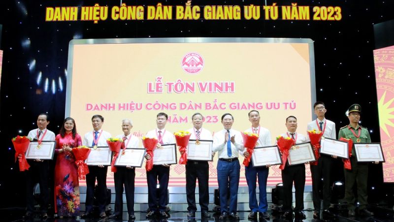 Lãnh đạo tỉnh Bắc Giang trao danh hiệu công dân Bắc Giang ưu tú năm 2023 cho các cá nhân.