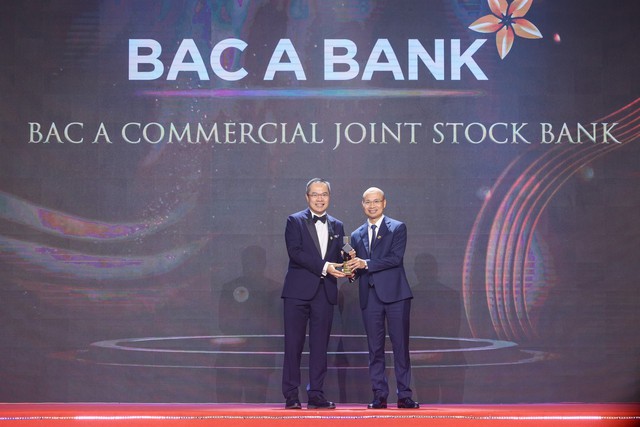 Ông Chu Nguyên Bình - Phó Tổng Giám đốc Ngân hàng TMCP Bắc Á nhận giải thưởng APEA 2023