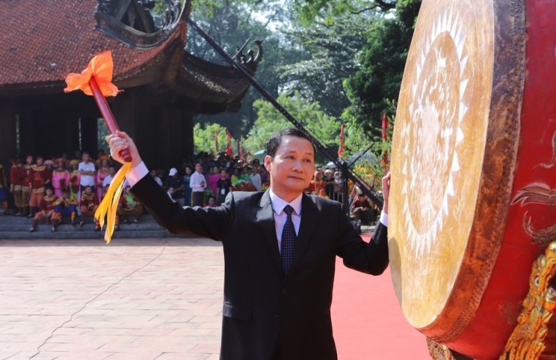 Ông Đỗ Minh Tuấn, Phó Bí thư Tỉnh ủy, Chủ tịch UBND tỉnh Thanh Hóa đánh trống khai hội.