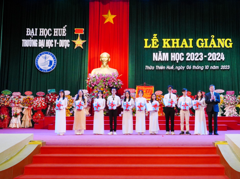 10 sinh viên thủ khoa các ngành học được khen thưởng