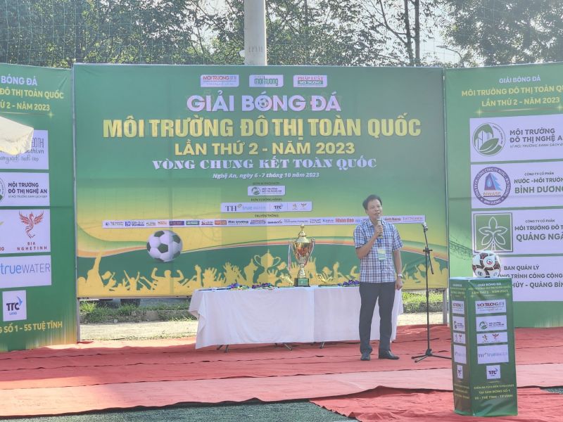 TS.LS Đồng Xuân Thụ, Tổng biên tập Tạp chí Môi trường và Đô thị Việt Nam, Trưởng Ban tổ chức phát biểu tại buổi lễ khai mạc.