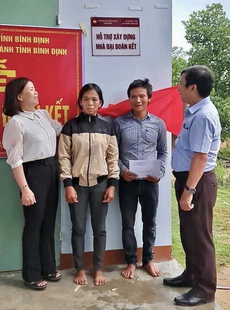 Ông Phạm Văn Nam (bìa phải) và bà Nguyễn Thị Tuyến (bìa trái) trước ngôi nhà mới của gia đình ông Nguyễn Xuân Phương.