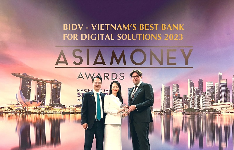 Đại diện BIDV nhận giải “Ngân hàng cung cấp giải pháp số hàng đầu Việt Nam” từ tạp chí Asiamoney
