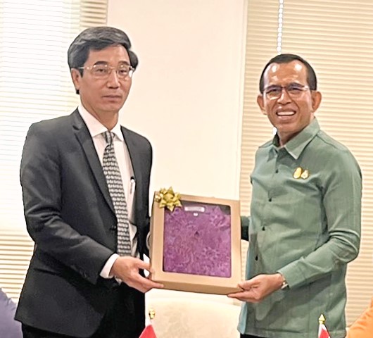 Ông Amnuay Pinsuwan, Phó Tỉnh trưởng tỉnh Phuket tặng quà lưu niệm cho ông Trần Chí Cường (trái) , Phó Chủ tịch UBND TP. Đà Nẵng.