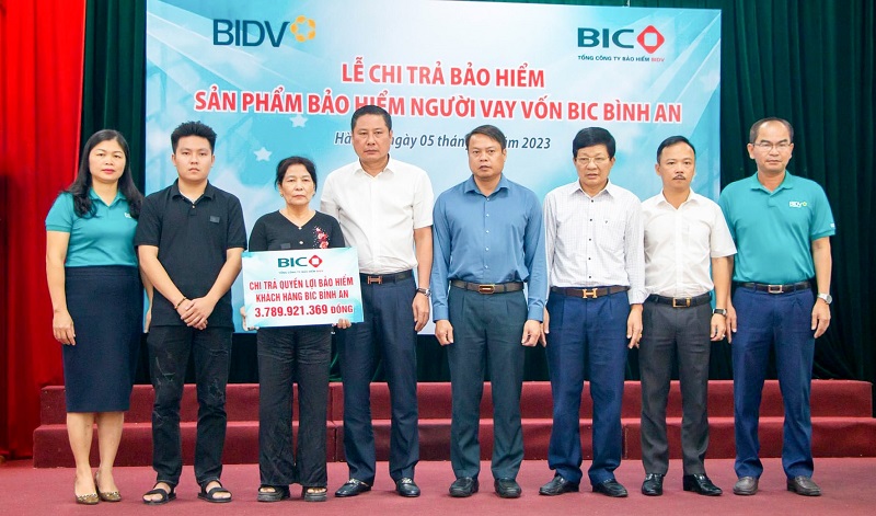 Lãnh đạo BIC và BIDV Hà Tĩnh trao tiền bảo hiểm cho đại diện gia đình khách hàng