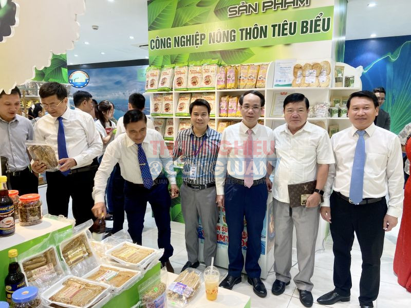 Đại biểu tham quan gian hàng trưng bày, giới thiệu sản phẩm OCOP của Quảng Bình tại Tuần lễ