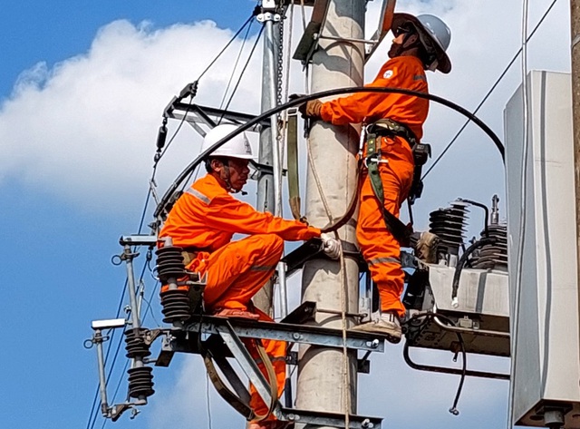 Công nhân ngành điện sửa chữa lưới điện trung áp - Ảnh: VGP/Toàn Thắng
