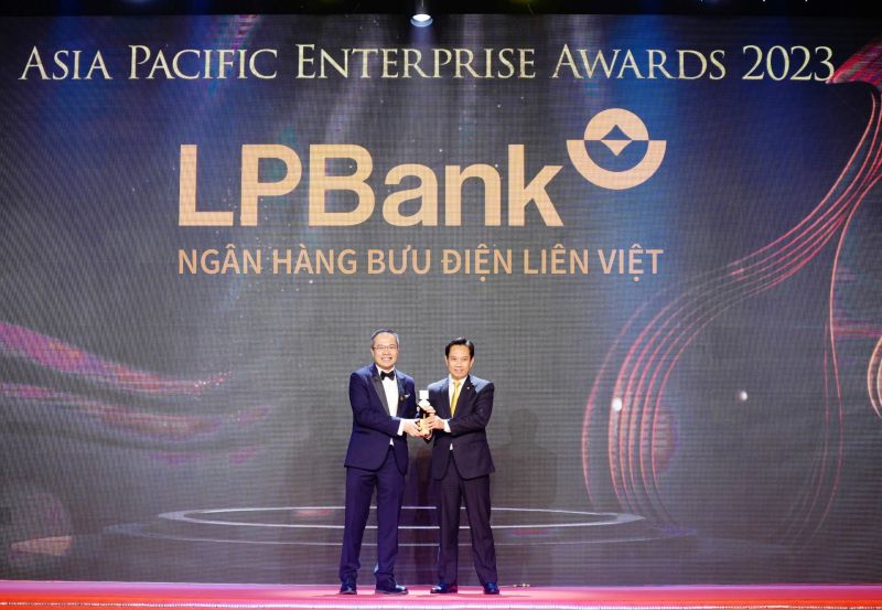 : ông Lê Minh Tâm – Thành viên Hội đồng Quản trị đại diện LPBank nhận giải Doanh nghiệp xuất sắc châu Á 2023