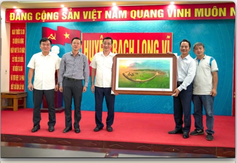 Hội Nhà báo Hải Phòng tặng tác phẩm ảnh toàn cảnh huyện đảo Bạch Long Vĩ nhìn từ trên cao