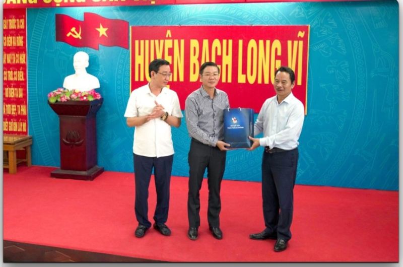 Hội Nhà báo Hải Phòng trao tặng quà cho cán bộ Nhân dân huyện đảo Bạch Long Vĩ.