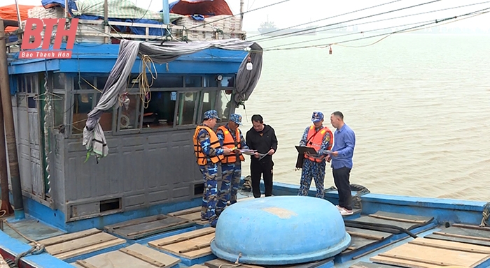 Lực lượng cảnh sát biển thực hiện tuyên truyền cho ngư dân và chủ tàu. (Ảnh do Chi cục Thủy sản cung cấp).