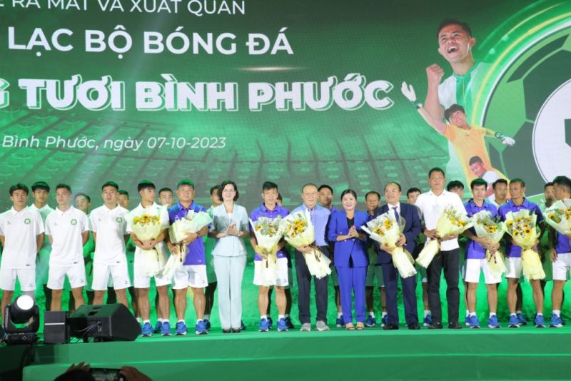 Lãnh đạo tỉnh trao hoa đến lãnh đạo CLB Bóng đá Trường Tươi Bình Phước