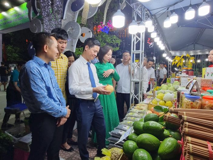 Các đại biểu tham quan gian hàng Hội chợ trái cây, nông sản an toàn các tỉnh, thành phố năm 2023