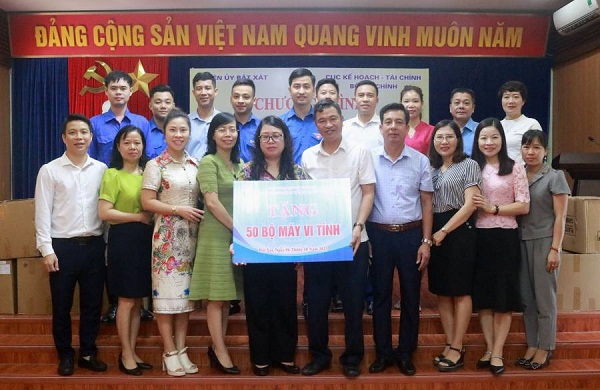 Đoàn công tác trao máy tính cho ngành giáo dục huyện Bát Xát (tỉnh Lào Cai)