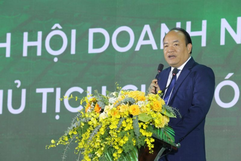 Ông Phạm Hương Sơn, Chủ tịch CLB Bóng đá Trường Tươi Bình Phước phát biểu tại buổi lễ
