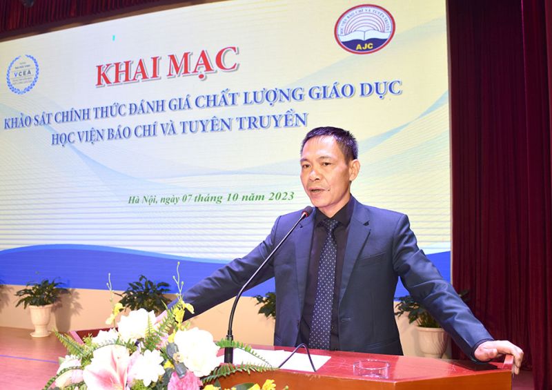 Nguyễn Đình Huy, Phó Giám đốc Trung tâm Kiểm định chất lượng giáo dục Đại học Vinh phát biểu khai mạc
