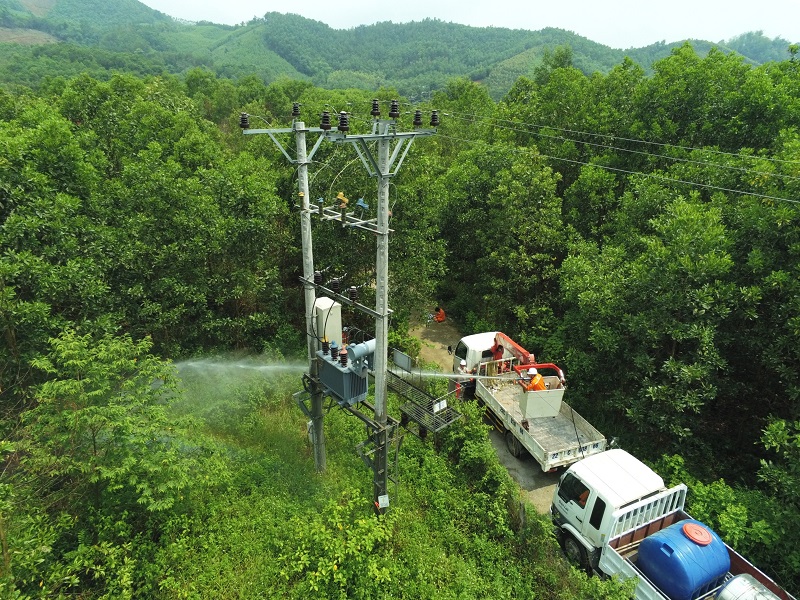 EVNNPC ứng dụng khoa học kỹ thuật trong mọi hoạt động sản xuất kinh doanh. Trong hình là vệ sinh trạm biến áp bằng nước áp lực cao tại PC Tuyên Quang