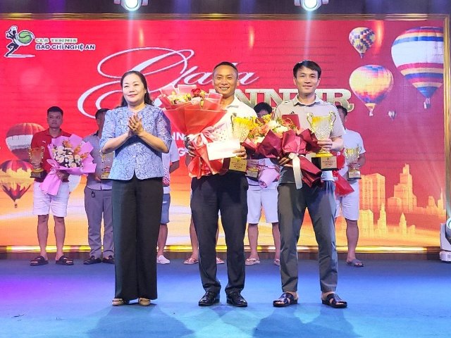 Bà Nguyễn Thị Thu Hường Trưởng ban Tuyên giáo Tỉnh ủy Nghệ An trao phần thưởng cho cặp đôi vô địch trình 1.500.