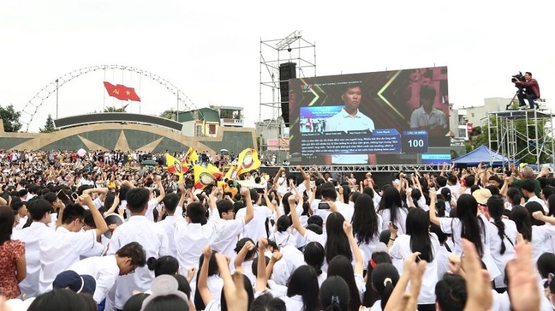 Đông đảo học sinh, giáo viên, người dân cỗ vụ cho Lê Xuân Mạnh tại điểm cầu Quảng trường Lam Sơn.
