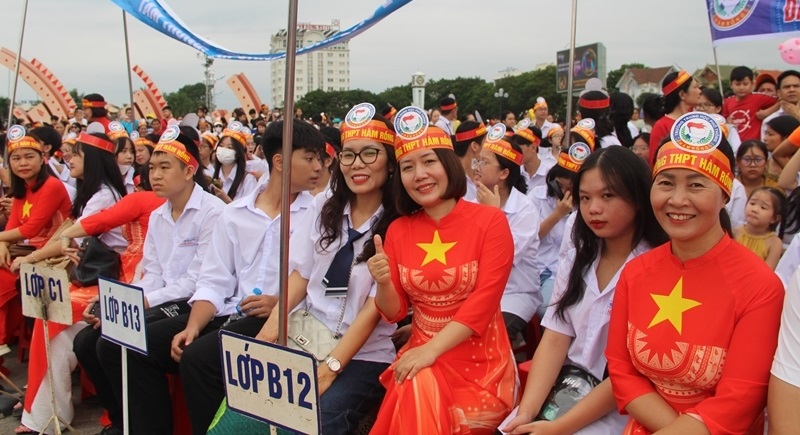 Đông đảo thầy cô giáo, học sinh và người dân tham gia cổ vũ tại điểm cầu Quảng trường Lam Sơn