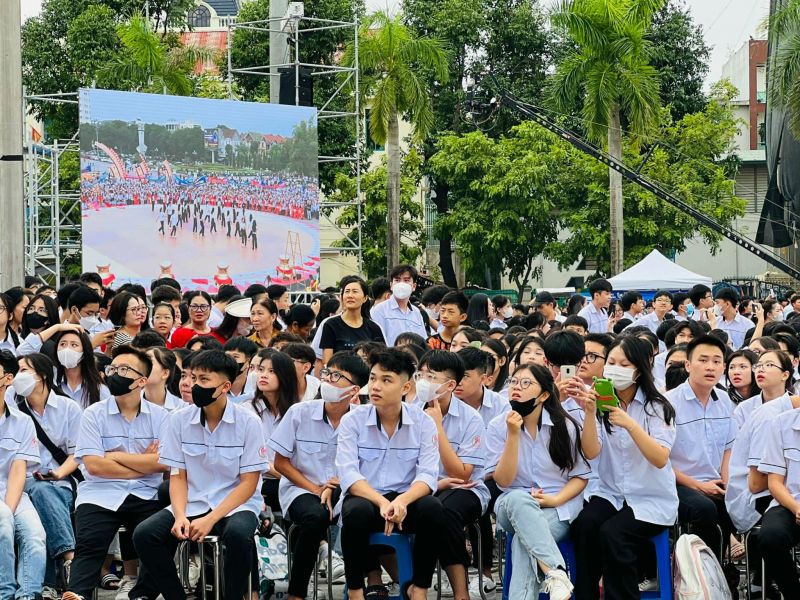 ông đảo thầy cô giáo, học sinh và người dân tham gia cổ vũ tại điểm cầu Quảng trường Lam Sơn