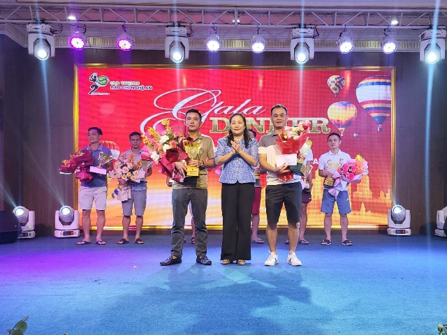 Bà Nguyễn Thị Thu Hường Trưởng ban Tuyên giáo Tỉnh ủy Nghệ An trao phần thưởng cho cặp đôi vô địch trình 1.400.