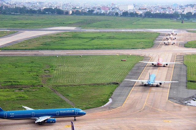 Cảng hàng không quốc tế Tân Sơn Nhất vừa tiến hành nâng cấp, vá hư hỏng đầu ngưỡng đường cất hạ cánh 25L/07R - Ảnh minh họa