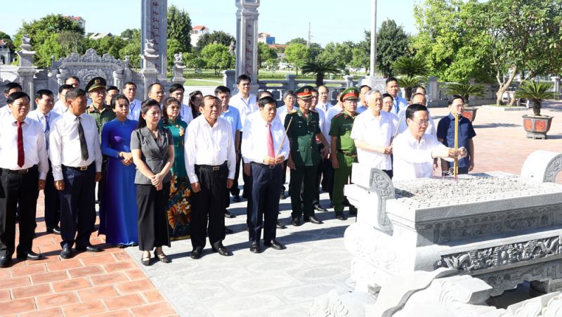 Chủ tịch nước Võ Văn Thưởng và các đại biểu dâng hương tại đền Xương Giang.