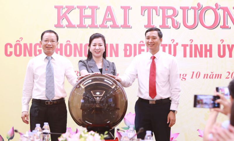 Bà lê Thị Thu Hồng và các đại biểu thực hiện nghi thức khai trương Cổng thông tin điện tử Tỉnh ủy Bắc Giang.