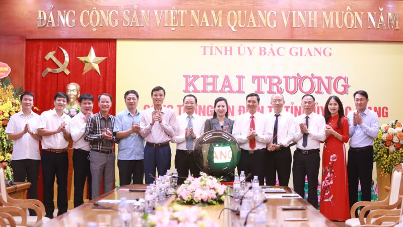 Các thành viên Ban biên tập Cổng thông tin điện tử Tỉnh ủy Bắc Giang ra mắt.