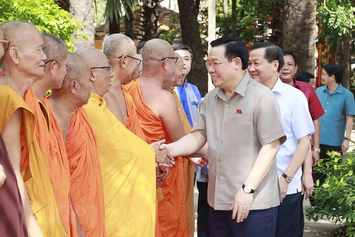 Chủ tịch Quốc hội Vương Đình Huệ đến thăm, chúc mừng Hội Đoàn kết Sư sãi Yêu nước tỉnh Sóc Trăng nhân dịp Lễ Sene Dolta của đồng bào dân tộc Khmer năm 2023