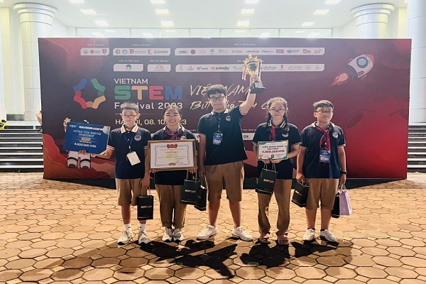 Nhóm học sinh thành phố Lào Cai giành Cúp vô địch Cuộc thi Vietnam STEM Robotics Championship 2023.